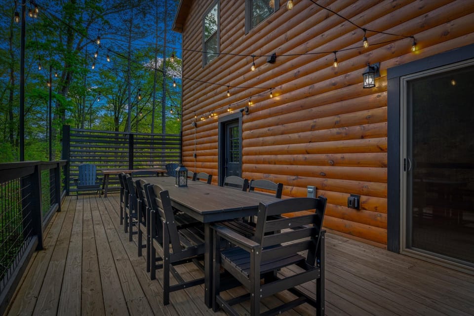 Dinner tastes better under the stars. Enjoy an al fresco feast surrounded by the soft glow of our outdoor lighting.