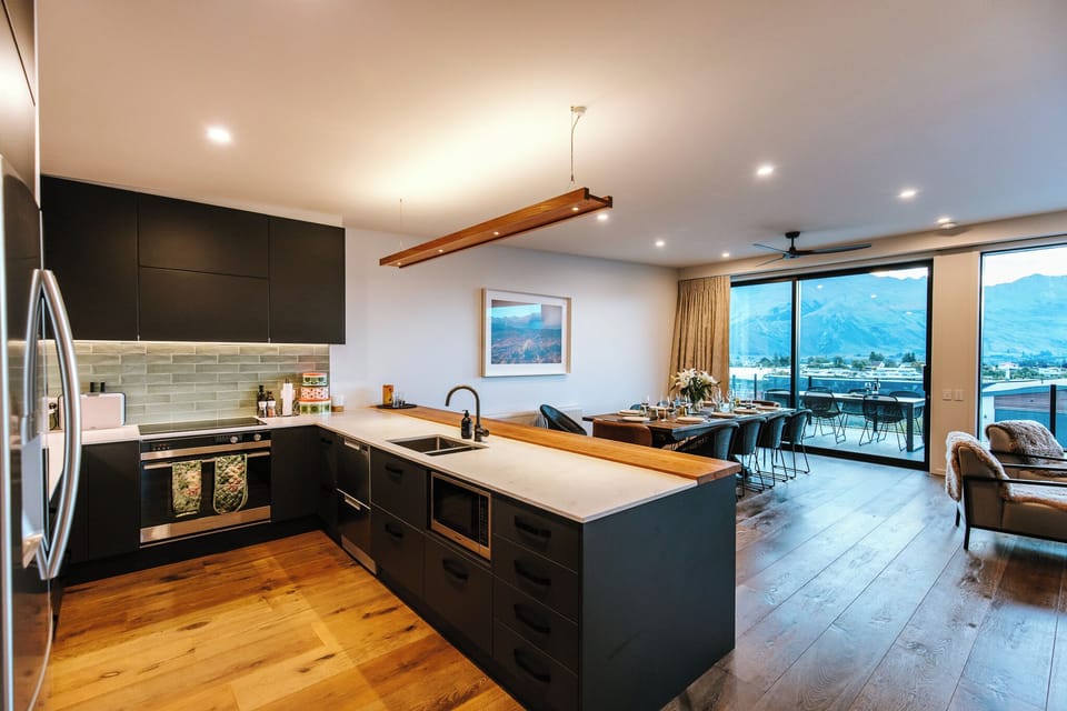 House, Lake View | Private kitchen | Full-size fridge, microwave, oven, stovetop