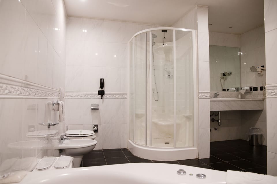Suite con vasca doppia idromassaggio | Bathroom | Free toiletries, hair dryer, bidet, soap