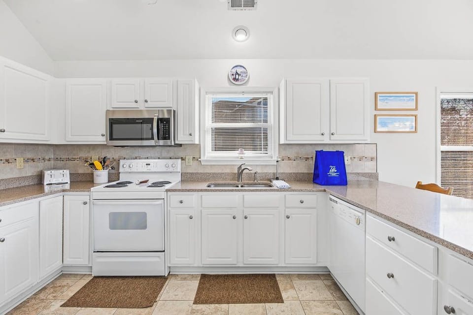 Top-Level Kitchen with Bar (seats 3)