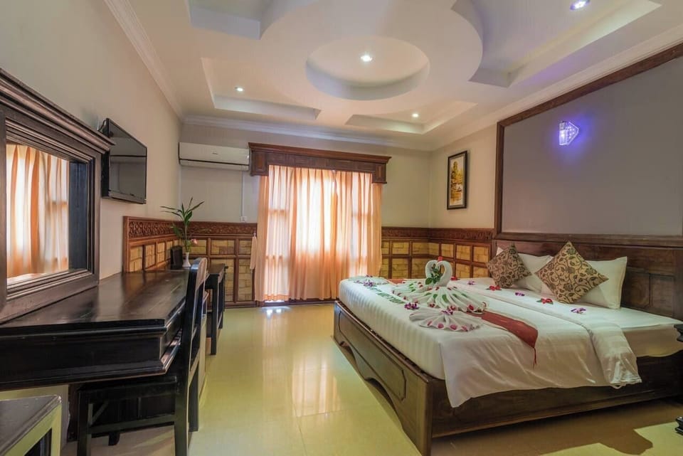 Deluxe Twin Room, City View | Desk, laptop workspace, free WiFi