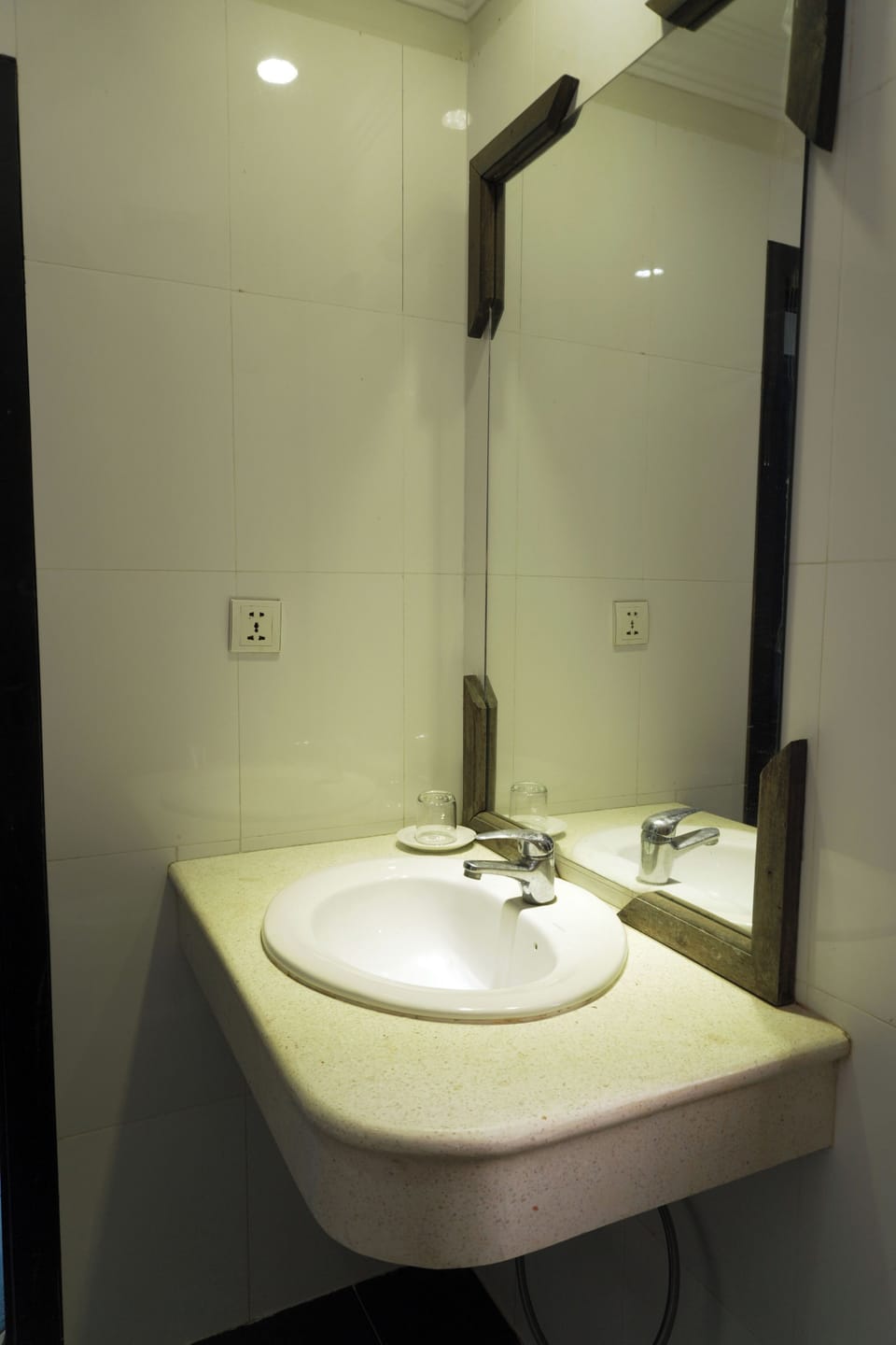 Shower, free toiletries, hair dryer, bidet