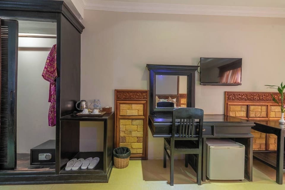 Deluxe Twin Room, City View | Interior