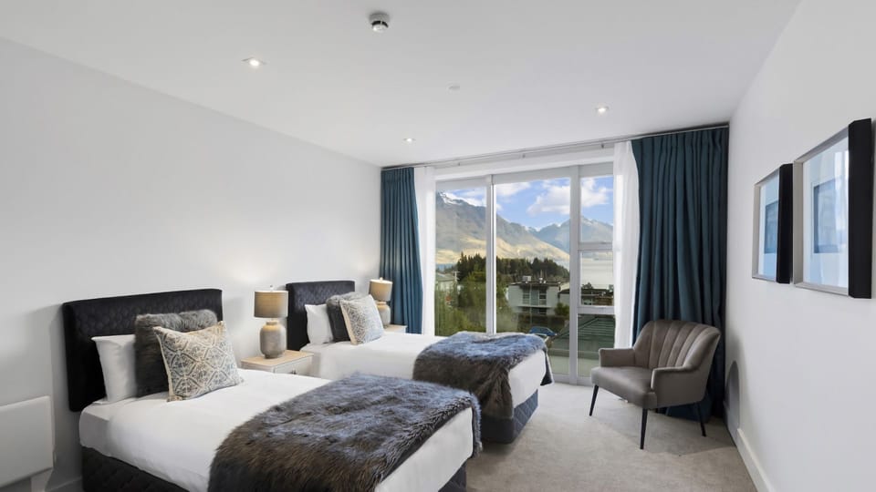 Bedroom 3 - singles or king set up