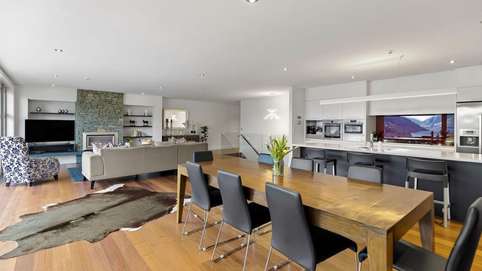 Large open plan living and dining for 8 guests