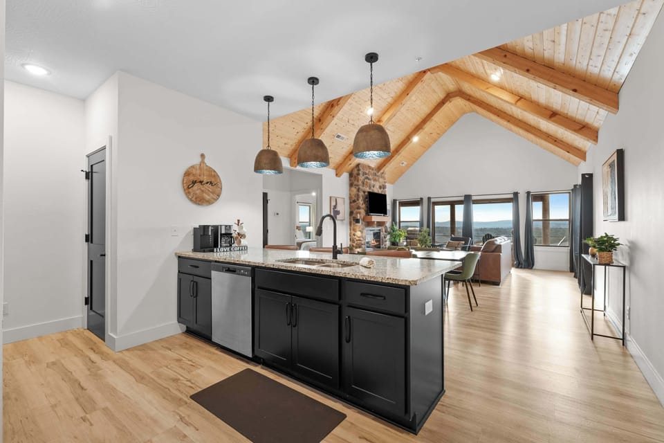 The kitchen greets you as soon as you arrive!
