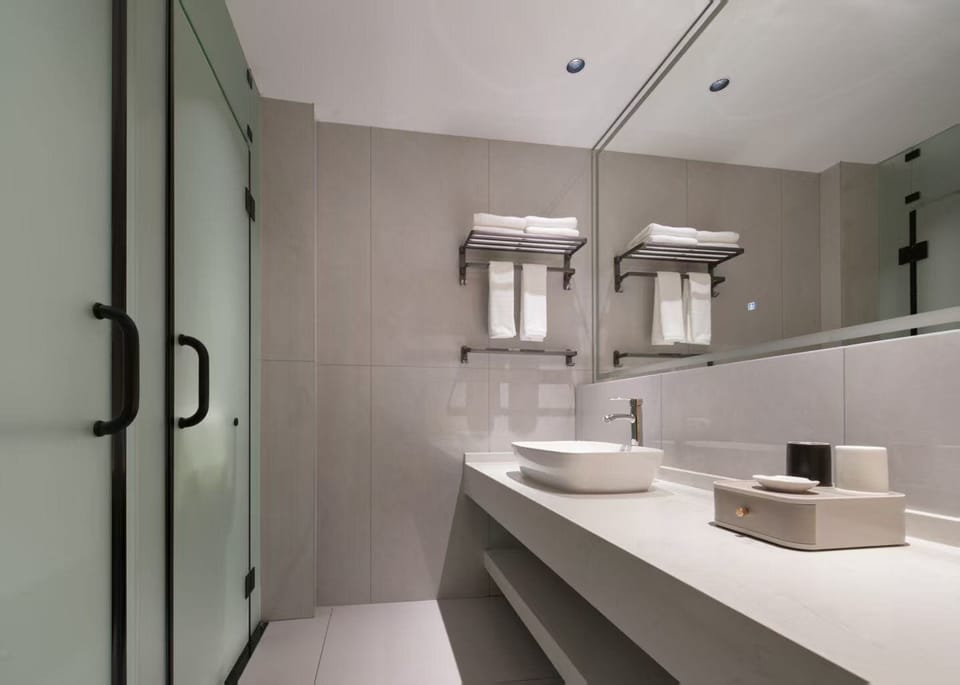 Comfort Double Room | Bathroom | Hair dryer, towels, shampoo, toilet paper