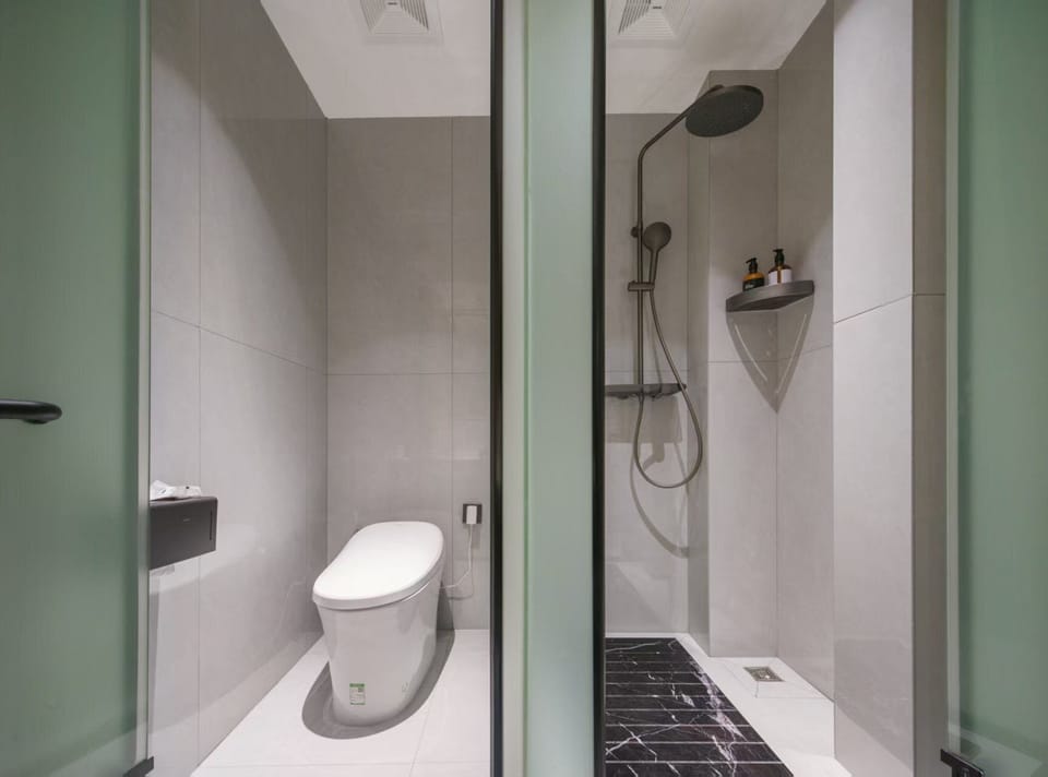 Comfort Double Room | Bathroom | Hair dryer, towels, shampoo, toilet paper