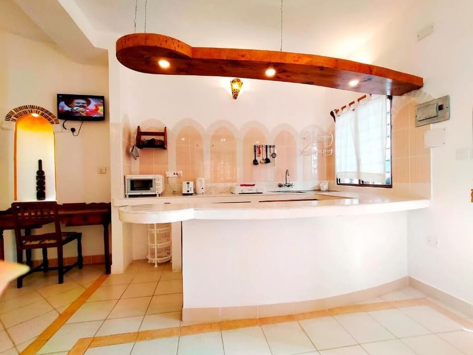 Deluxe Studio Suite, Garden View | Private kitchen | Fridge, microwave, cookware/dishes/utensils