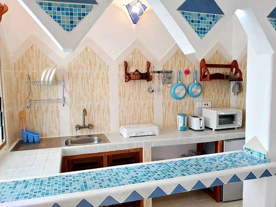 Deluxe Studio Suite, Garden View | Private kitchen | Fridge, microwave, cookware/dishes/utensils