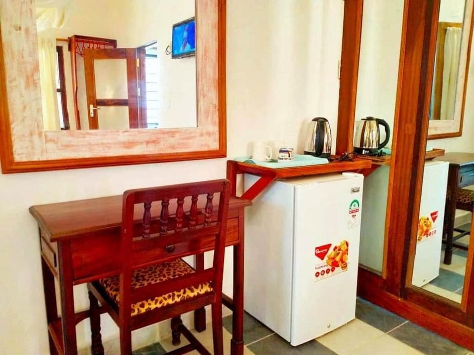 Deluxe Studio Suite, Garden View | Private kitchen | Fridge, microwave, cookware/dishes/utensils