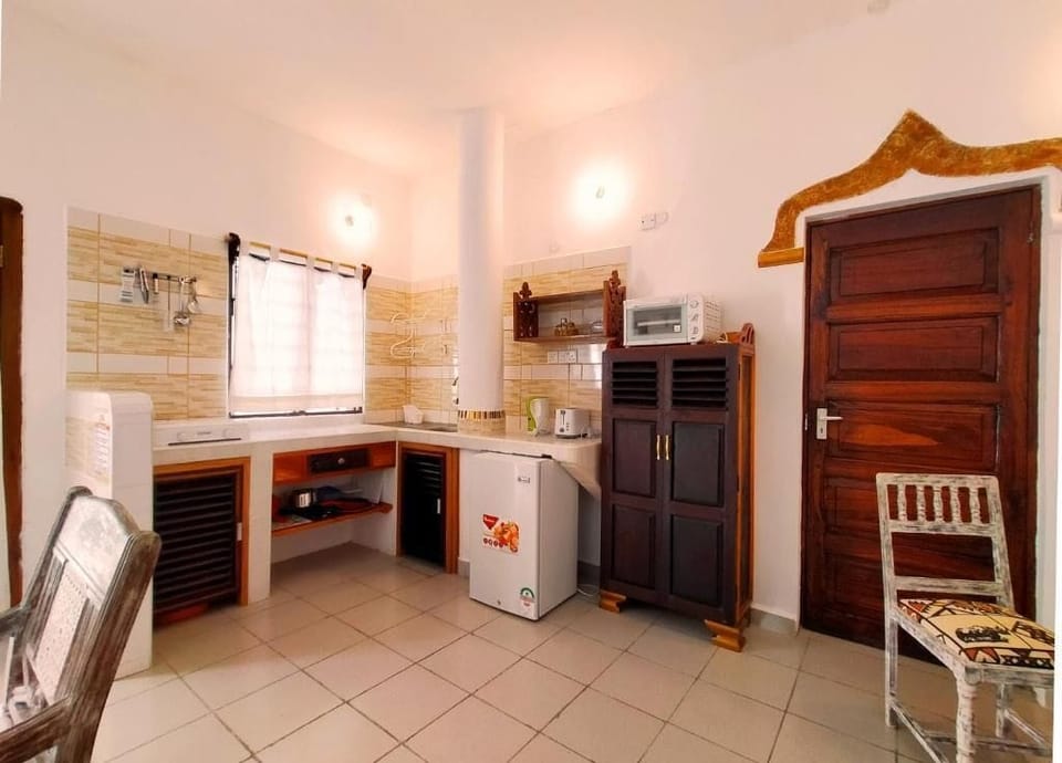 Deluxe Studio Suite, Garden View | Private kitchen | Fridge, microwave, cookware/dishes/utensils