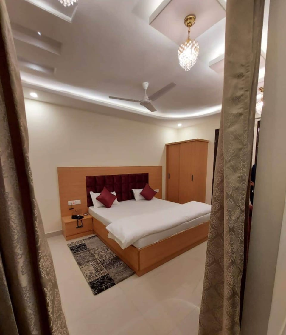 Royal Double Room, City View | Desk, free WiFi
