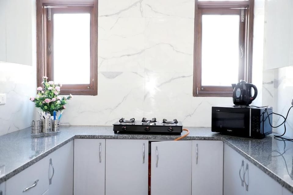 Apartment, City View | Private kitchen | Dining tables