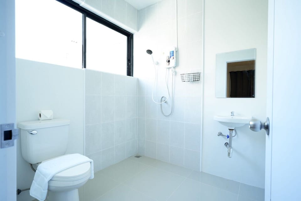 Studio | Bathroom | Shower, bidet, towels, soap