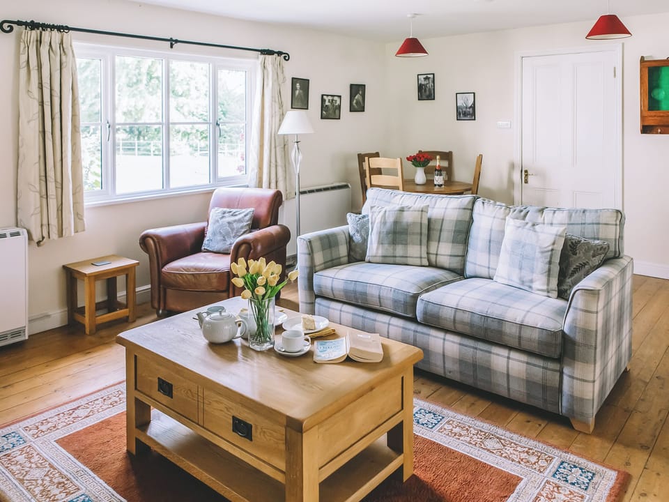 Living room/dining room | The Shooting Lodge - Stowlangtoft Estate, Bury St. Edmunds