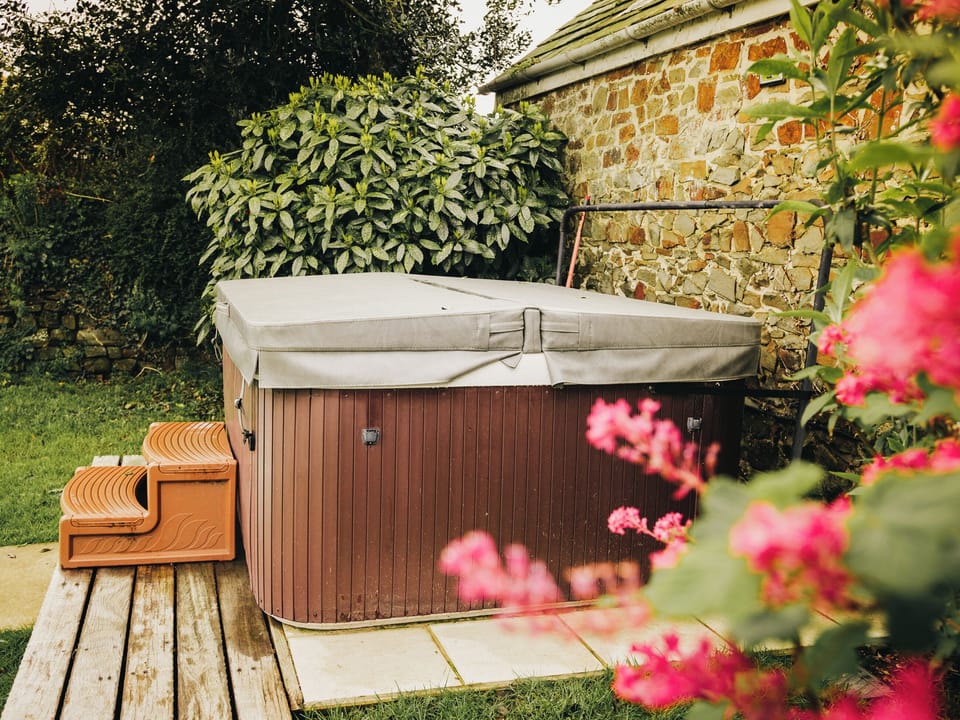 Hot tub | Fuchsia - Court Farm Holidays, Marhamchurch, near Bude