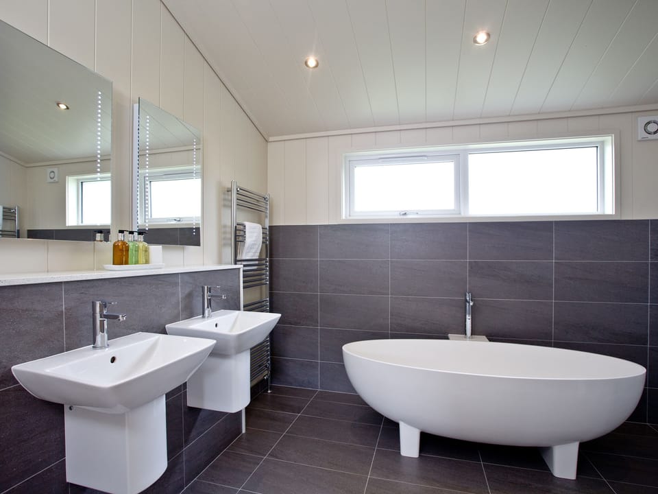 Beautiful contemporary bathroom suite | Willow Lodge - South Downs Lodges, Hassocks
