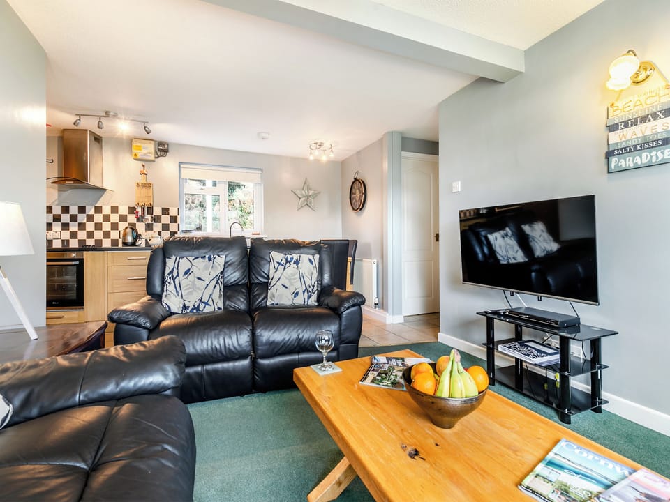 Open plan living space | 6 Mount Brioni - Mount Brioni, Seaton