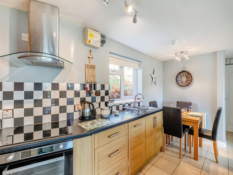 Kitchen area | 6 Mount Brioni - Mount Brioni, Seaton