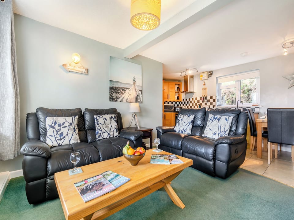 Open plan living space | 6 Mount Brioni - Mount Brioni, Seaton
