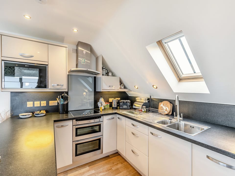 Kitchen area | 28 Mount Brioni - Mount Brioni, Seaton