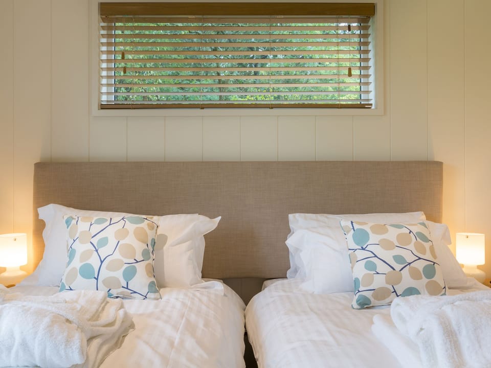 Lovely twin bedroom | Cedar Lodge - South Downs Lodges, Hassocks