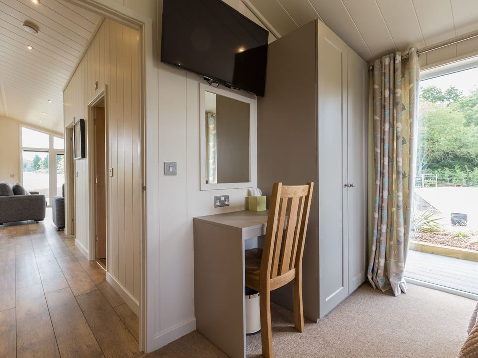 Pretty twin bedded room | Oak Lodge - South Downs Lodges, Hassocks