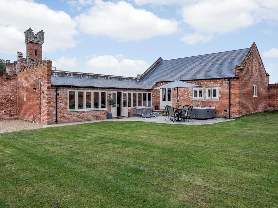 Exterior | Enchanted Cottage - Salhouse Hall, Salhouse, near Norwich