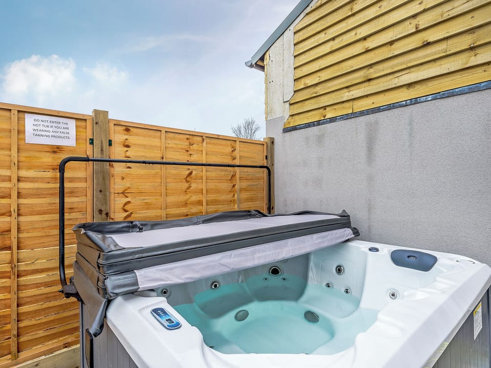 Private hot tub | Big Drift Barn - Fairchilds, Caldecott, near Uppingham