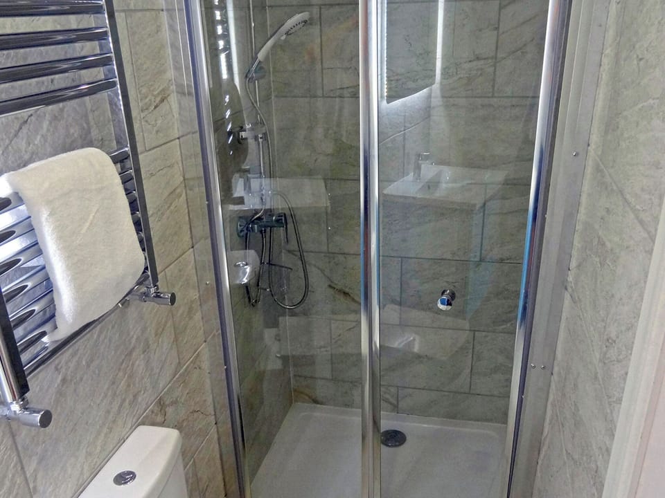Shower room | Nautical - Seaside Llandudno, Llandudno