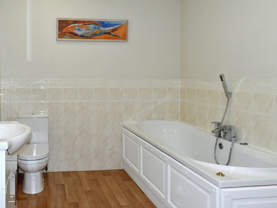 Bathroom | Ty Fynnon Cottage - Graiglwyd Springs Holiday Cottages, Penmaenmawr, near Conwy
