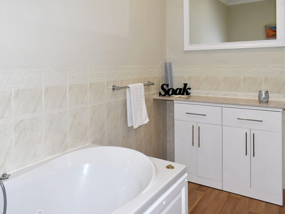 Bathroom | Ty Fynnon Cottage - Graiglwyd Springs Holiday Cottages, Penmaenmawr, near Conwy