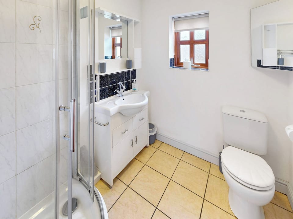 Bathroom | Ash Cottage - Graiglwyd Springs Holiday Cottages, Penmaenmawr, near Conwy