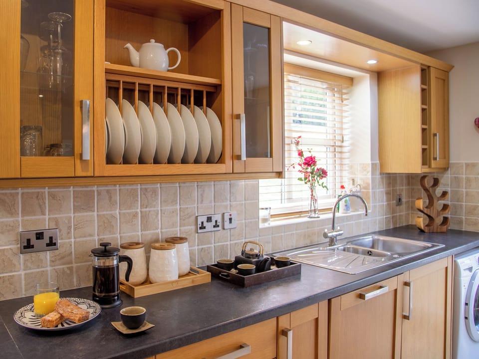Kitchen/diner | Willow Cottage - Graiglwyd Springs Holiday Cottages, Penmaenmawr, near Conwy