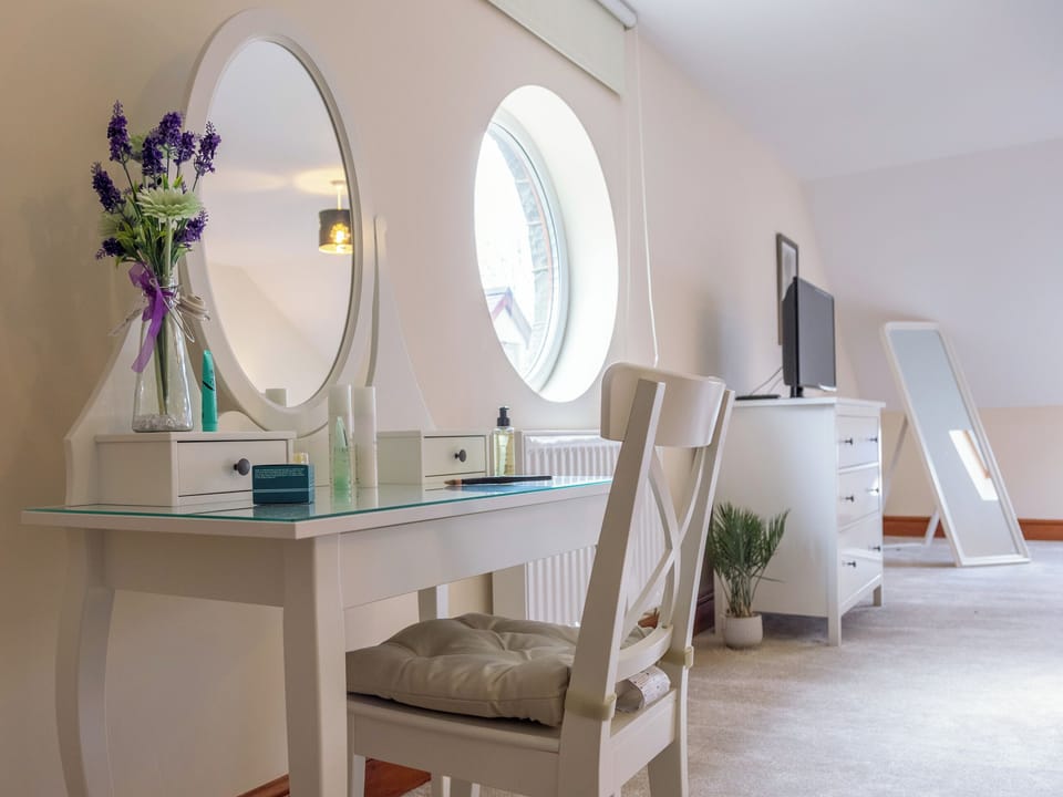 Double bedroom | Willow Cottage - Graiglwyd Springs Holiday Cottages, Penmaenmawr, near Conwy