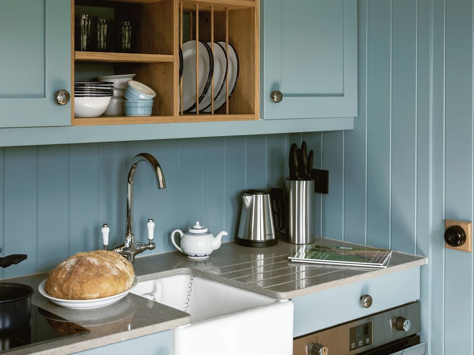 Kitchen area | Curlew Shepherds Hut - Atholl Estate, Pitlochry