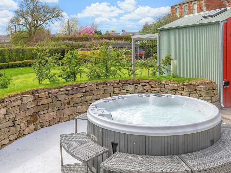 Jacuzzi | The Tackhouse - Castletoun Cottages, Greenlaw, near Duns