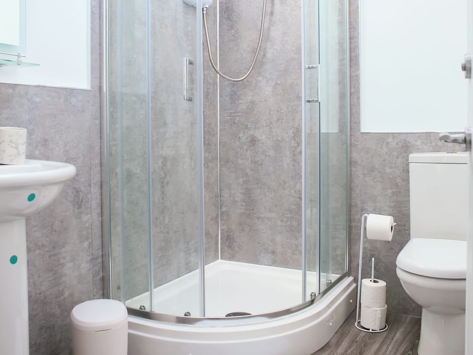 Shower room | Dondies House - Portuairk Cottages, Portuairk