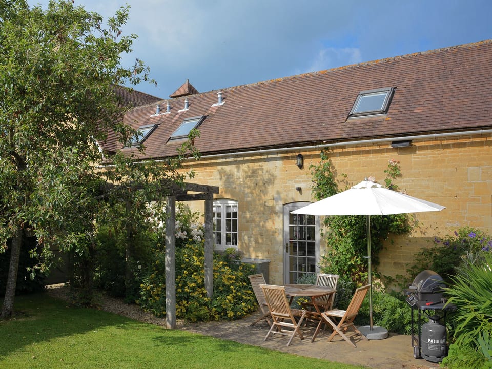 Peaceful rear garden with outdoor furniture | Saratoga - Bruern Holiday Cottages, Bruern, near Chipping Norton