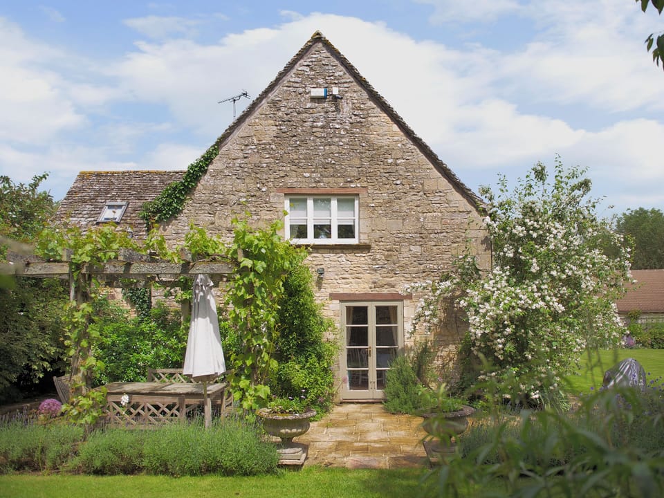 Patio area with outdoor furniture | Bookers - Bruern Holiday Cottages, Bruern, near Chipping Norton