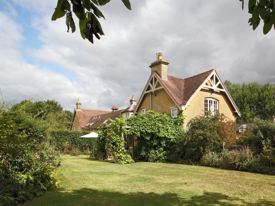Enclosed lawned garden | Epsom - Bruern Holiday Cottages, Bruern, near Chipping Norton