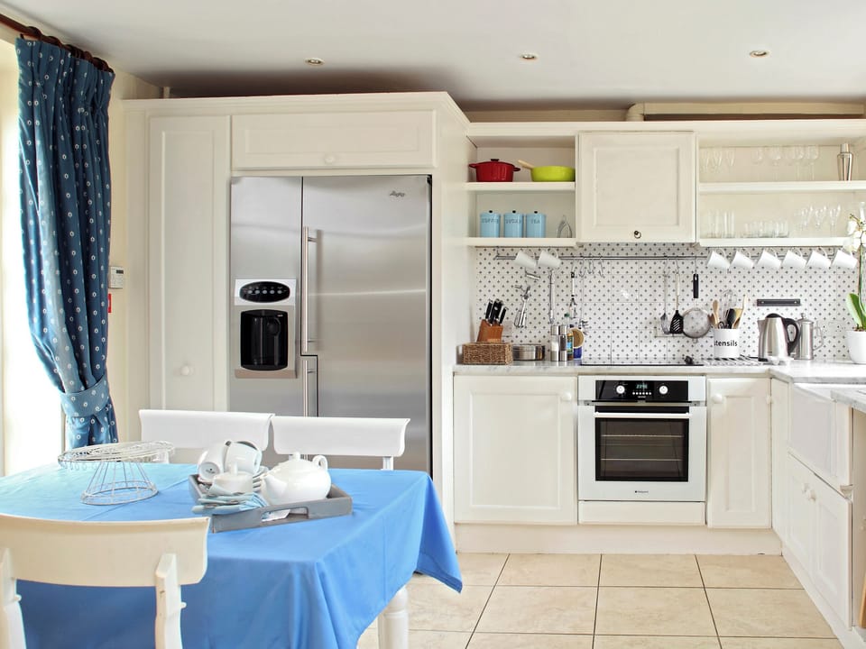 Light and airy fitted kitchen with dining area | Epsom - Bruern Holiday Cottages, Bruern, near Chipping Norton