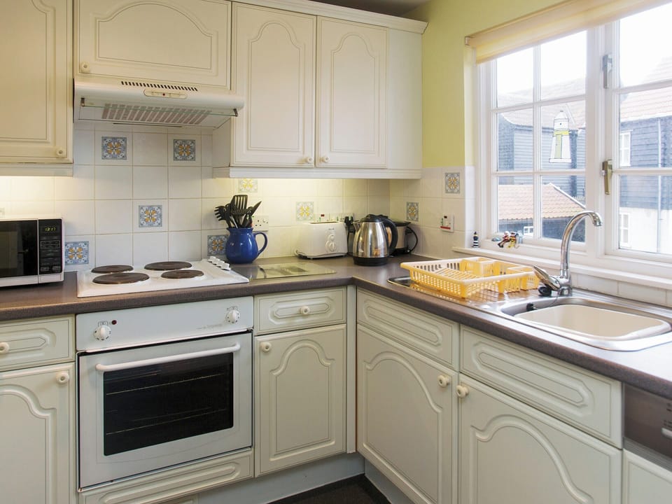 Well-equipped fitted kitchen | 1 Bell Lodge, Thorpeness, near Aldeburgh
