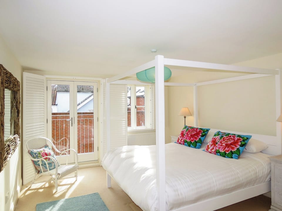 Grand four poster bedroom with Juliette balcony | Shell Cottage - Aldeburgh Coastal Cottages, Aldeburgh, near Saxmundham