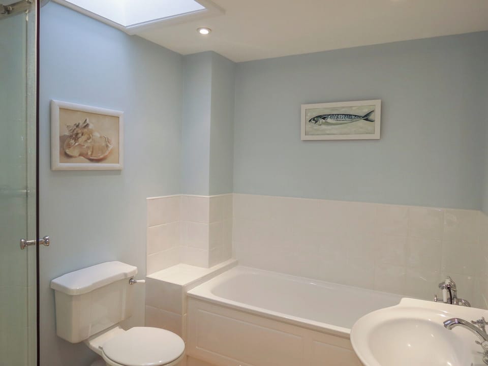 En-suite to four poster bedroom | Shell Cottage - Aldeburgh Coastal Cottages, Aldeburgh, near Saxmundham