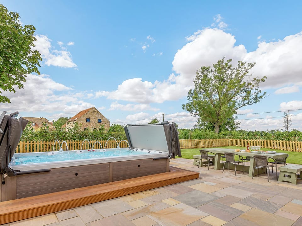 Relaxing swim/spa | Holly Tree Barn - Ashlin Farm Barns, Dunholme, near Lincoln