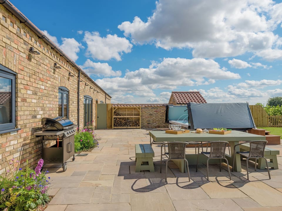 Fantastic holiday home with patio area | Red Oak Barn - Ashlin Farm Barns, Dunholme, near Lincoln