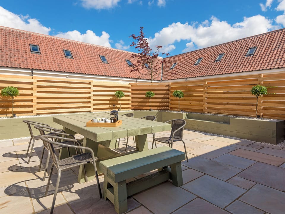 Ideal courtyard area | Red Oak Barn - Ashlin Farm Barns, Dunholme, near Lincoln