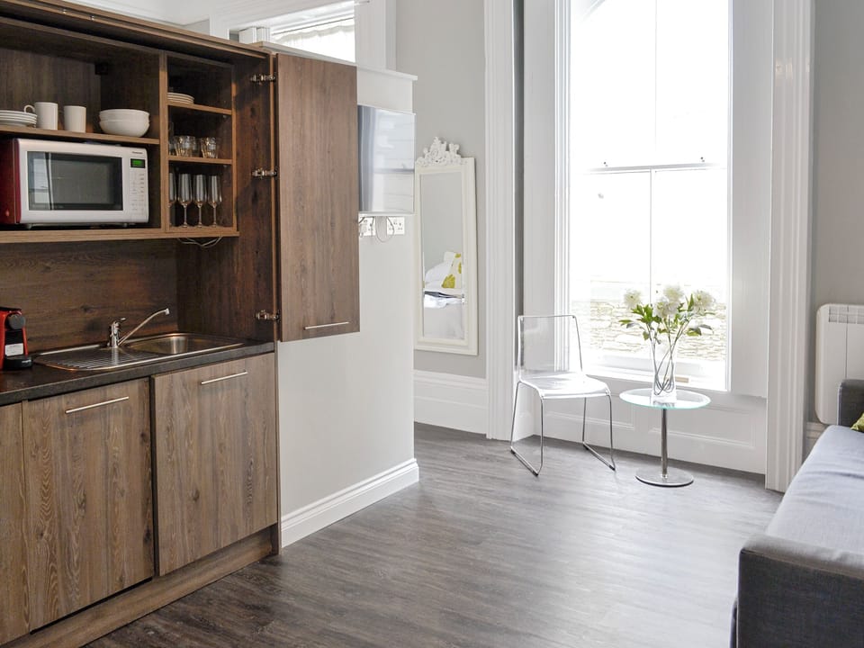 Light and airy open-plan living space | Elliott Terrace - Room Apartment 2 - Elliot Terrace, Plymouth